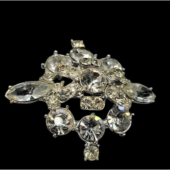 Vintage Snowflake Rhinestone Brooch Silver Tone Setting Clear Glass - Picture 3 of 12